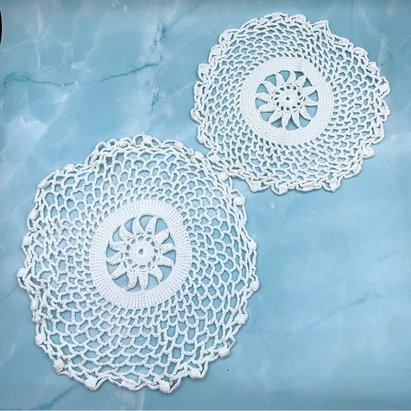 set of two vintage handmade doilies, 7" and 8" round, cream, white, sun pattern - Picture 1 of 7